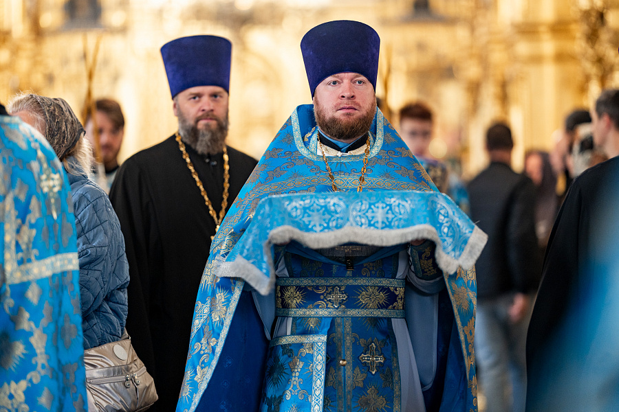 Архиерейское богослужение в праздник Успения Пресвятой Богородицы в Троицком кафедральном соборе Подольска